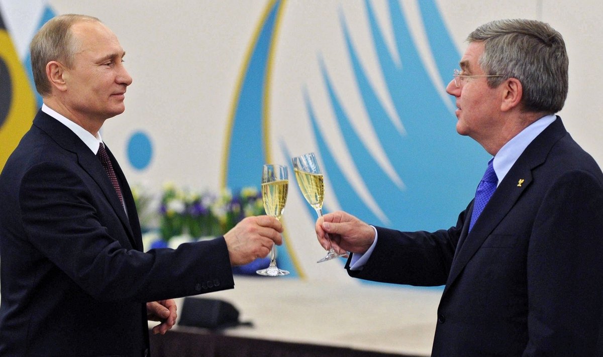 ROK-i president Thomas Bach (paremal) kõlistab klaase Venemaa presidendi Vladimir Putiniga.