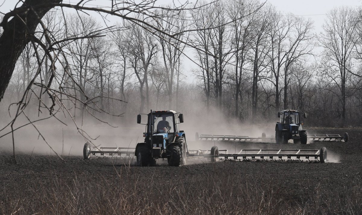 Ukraina traktoristid Kiievi lähedal põllul kündmas (ja mitte tanke vedamas).