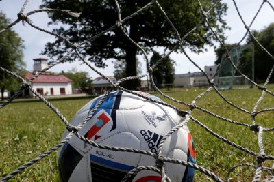 Euro 2016 ametlik pall Orissaare vutiväljaku väravas.