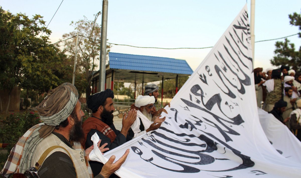 Talibani võitlejad sel kuul Ghaznī provintsis enne lipu heiskamist palvel. 