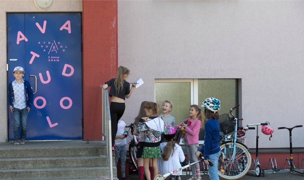 Karjamaa põhikooli nurga tagant värvilisest uksest pääseb Kalamaja avatud kooli, kus vene- ja eestikeelsete perede lapsed õpivad koos üksteise keeles.
