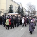 ФОТО: У генконсульства РФ в Нарве выстроилась огромная очередь