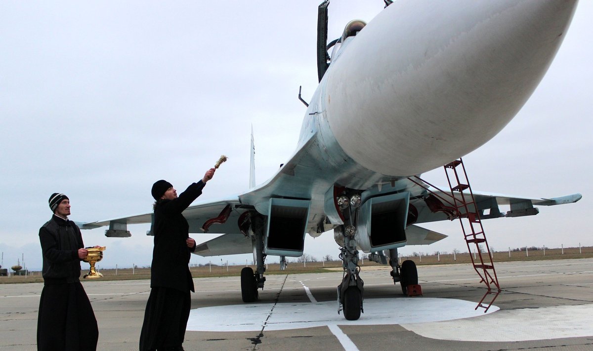 ÕNNISTUS EI AITA: Kuigi vene kirikutegelased õnnistasid Belbeki lennuväljal Su-27 lennukid kenasti sisse, ei päästnud see eile vähemalt kaht sellist masinat Ukraina rünnakus hävingust.