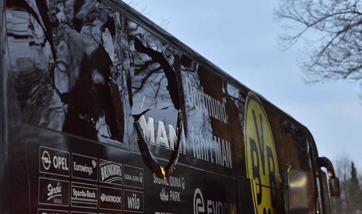 Dortmundi Borussia lõhutud aknaga buss üleeilsel karmil õhtul