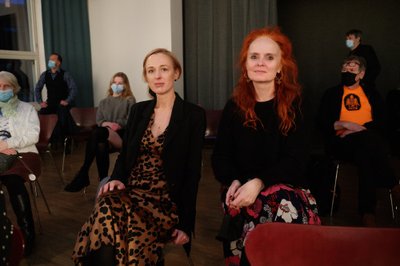 "KUSAGIL MAAILMA LÕPUS" raamatu autor, dokumentalist Silvia Pärmann (vasakul) ja näitleja-lavastaja Kersti Heinloo. Silviat inspi­- ree­rivad kauged maad, sealsed inimesed ja traditsioonid, nii sünnivad erakordsed portreed. Kersti on rändudest inspireerituna loonud mustreid, millest omakorda on saanud sokid. Sokid ja rännud jäädvustas ta raamatuks "Öövöö".