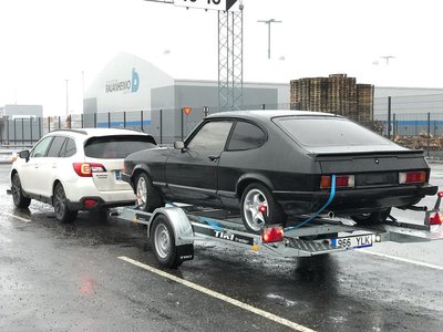 Subaru Outback, Tiki treiler ja Inglismaale koliv Ford Capri ootamas Finnlinesi laevale pääsemist Vuosaari sadamas