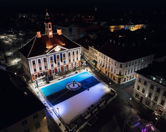 ФОТО и ВИДЕО | С праздником, страна! В честь Дня независимости Эстонии на Тартуской ратушной площади нарисовали огромный флаг