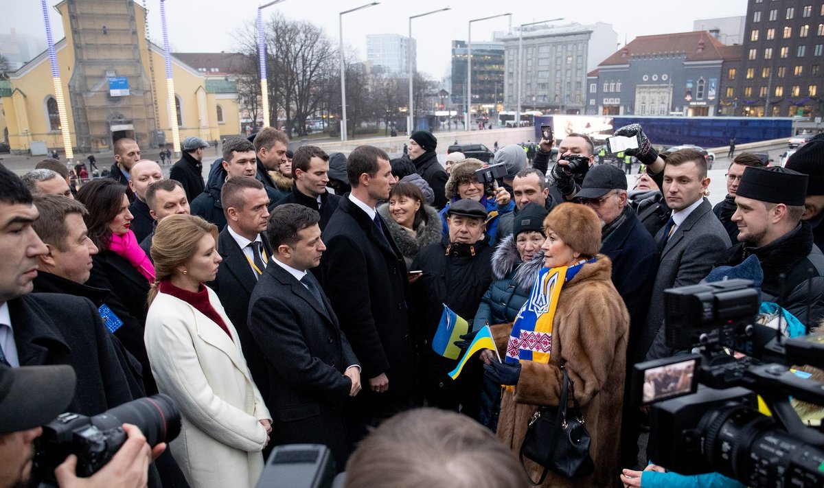 Ukraina president Volodõmõr Zelenskõi asetab pärja võidusambale