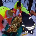 ФОТО | На женщину в лесу упало дерево: спасателям пришлось по снегу тащить ее на специальной доске к медикам