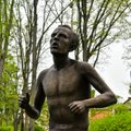FOTOD | Viljandi jooksulegendi Hubert Pärnakivi skulptuur toodi oma kohale tagasi
