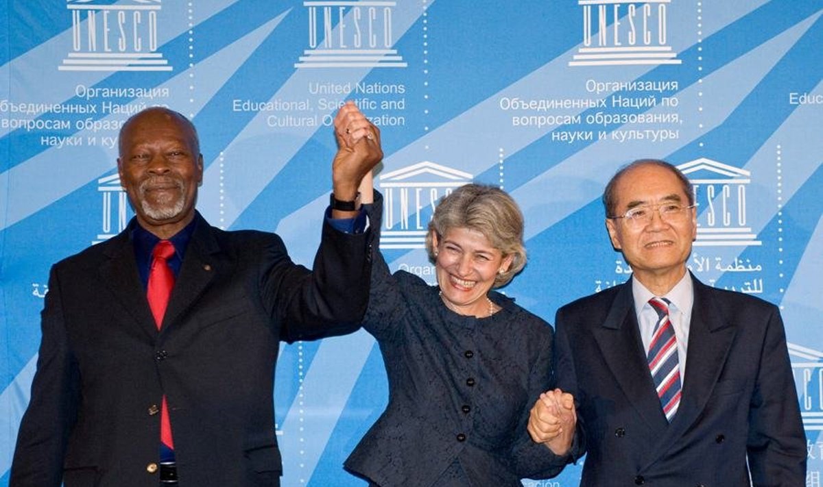 UNESCO uuteks juhtideks valiti Irina Bokova (keskel), Koichiro Matsuura (paremal) ning Davidson Hepburn.