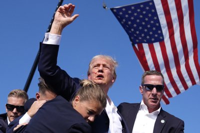 Ning hakkabki moodustuma üks selle sündmuse ikoonilisemaid kaadreid, Trump on ennast lahti rebinud.