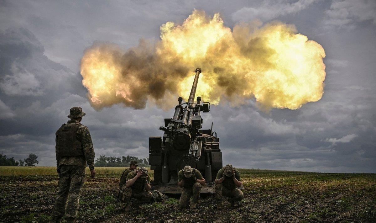 Украинские военные стреляют из полученных от Франции пушек