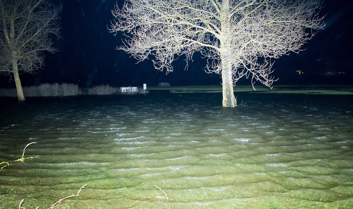 Torm Saaremaal pühapäeval, veetõus õhtul, spade juures vesi üle kallaste