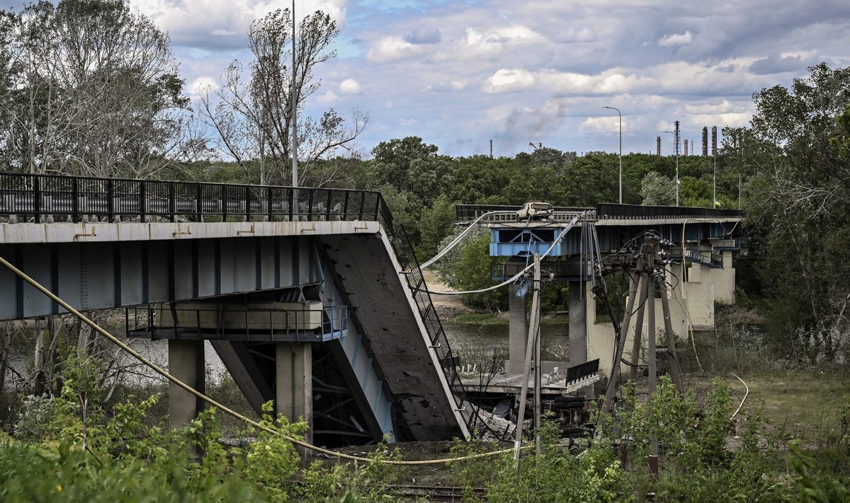 Разрушенный мост в Донбассе
