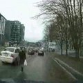 ВИДЕО: Старушка бродит в потоке двигающихся автомобилей