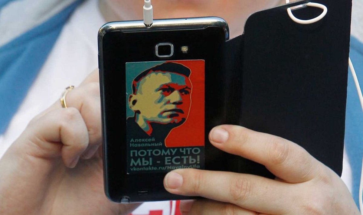 Navalnõi portreega ehitud nutifon (Foto: Reuters/Scanpix)