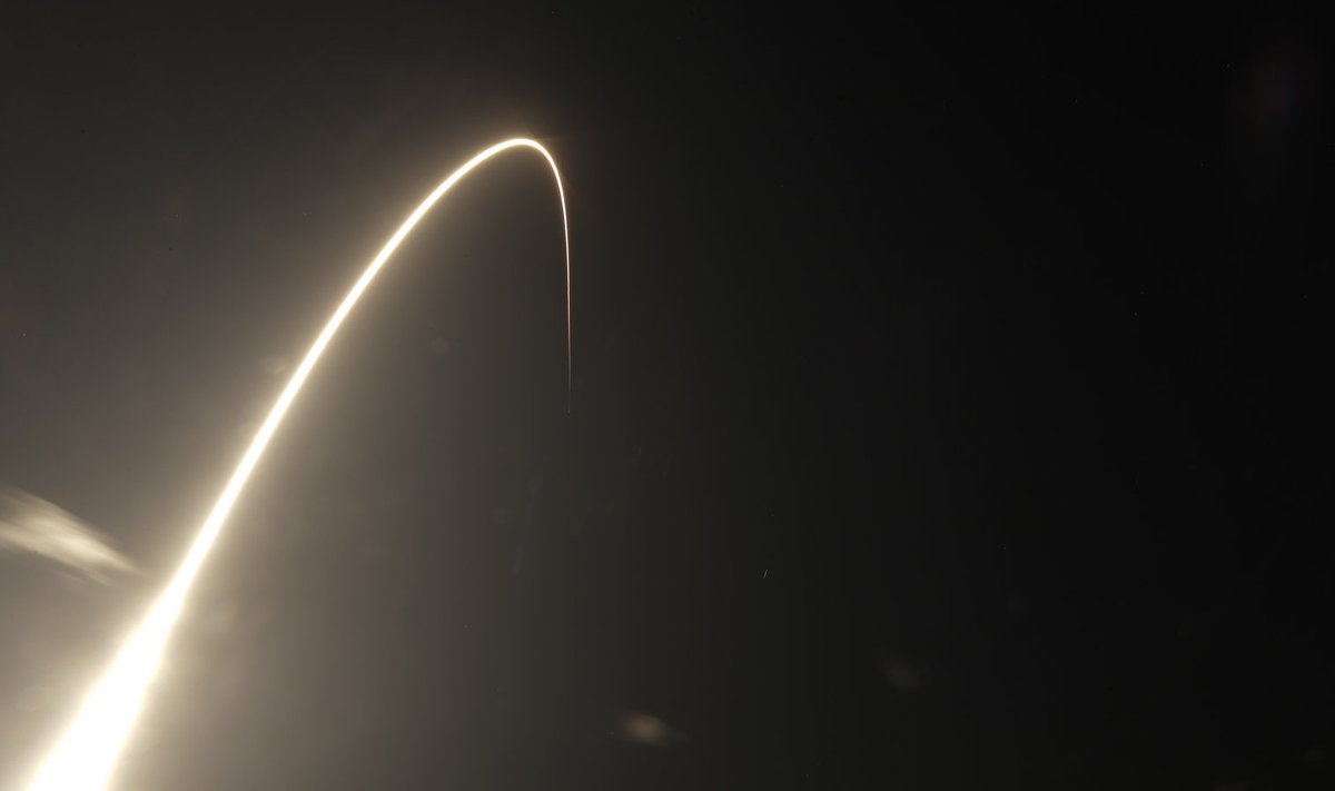 SpaceX-i Falcon 9 rakett Starlinki satelliite kosmosesse toimetamas