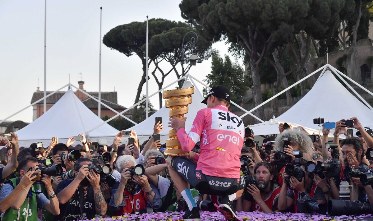 Chris Froome Giro d´Italia võidutrofeega poseerimas