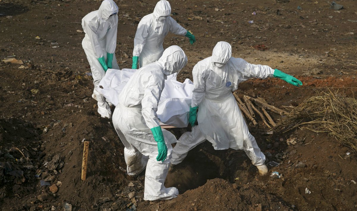 Illustratiivse tähendusega pilt nakkushaiguse tõttu surnu matmisest Sierra Leones (Foto: REUTERS / Scanpix)