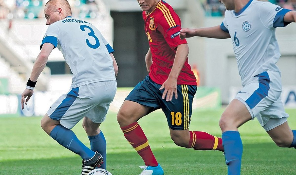 Denis Suárez demonstreerib oma pallivaldamisoskust Eesti publikule ja palluritele Kevin Ingermannile ja Bert Klemmerile.