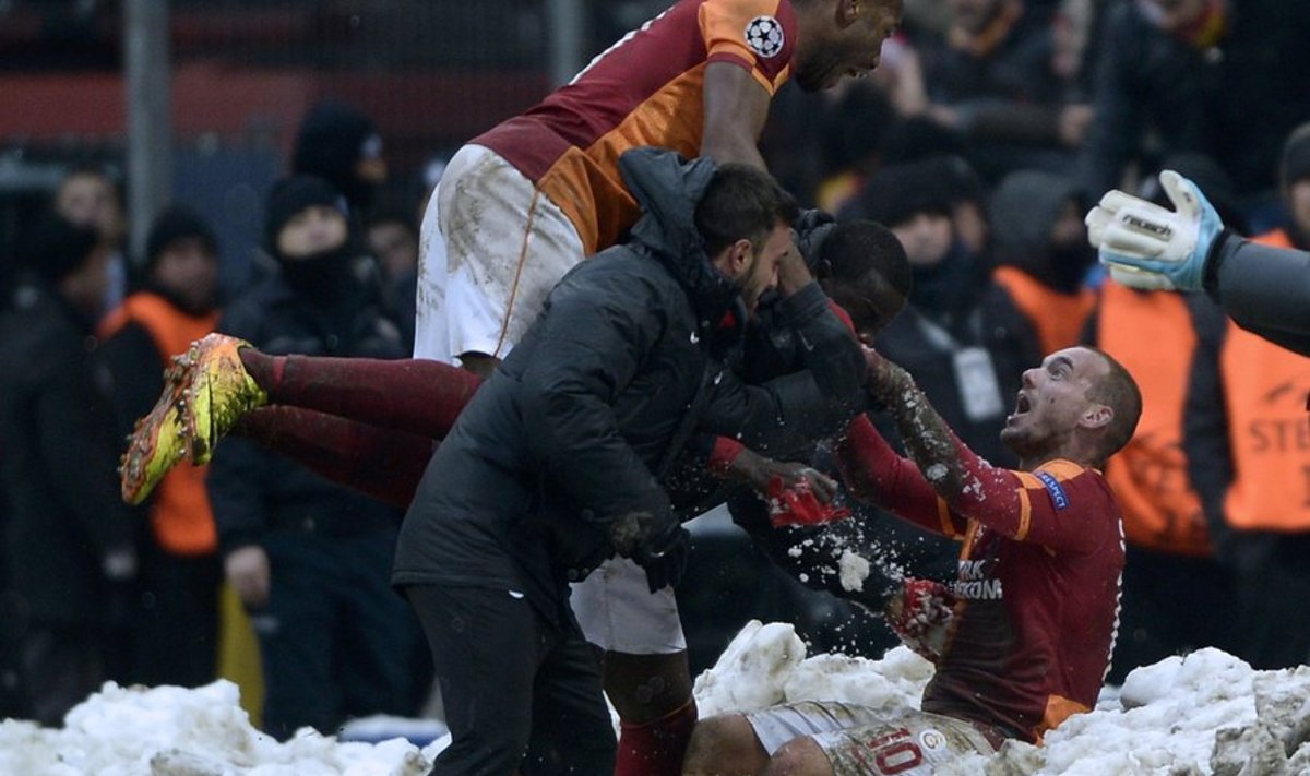 Galatasaray ja Sneijder juubeldavad lumehanges