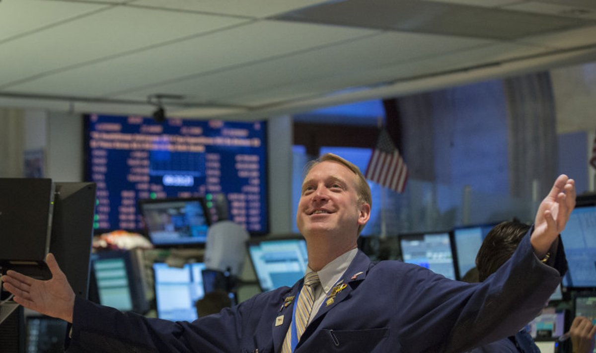 Maakler Scott Gueli New Yorgi börsil S&P500 aktsiate hinnatõusu üle rõõmustamas.