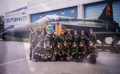 Suune (tagumises reas vasakul) on teeninud aega Rootsi lennuväes. 1996. aasta foto