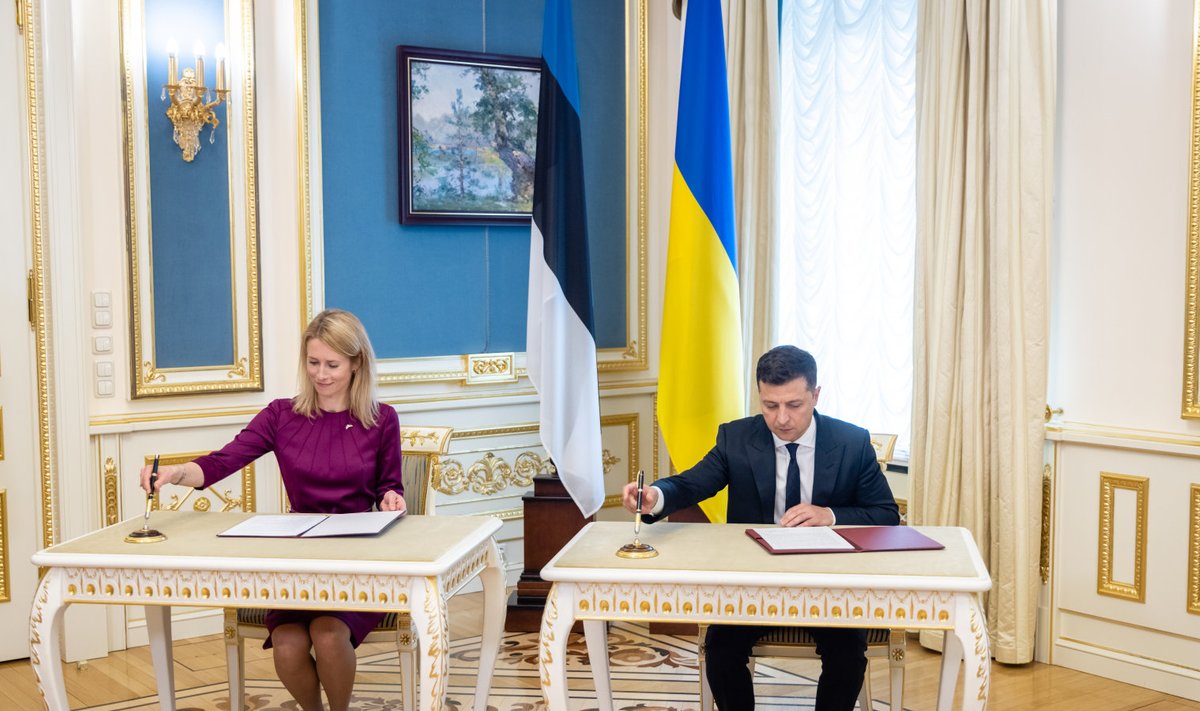 Peaminister Kaja Kallas ja Ukraina president Volodõmõr Zelenskõi allkirjastamas avaldust, millega Eesti toetab Ukraina püüdlusi Euroopa Liiduga ja Natoga liitumiseks.
