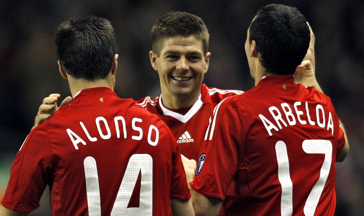 Kaks endist Liverpooli number 17-t: Steven Gerrard embab Alvaro Arbeloat. Pildil veel ka Xabi Alonso