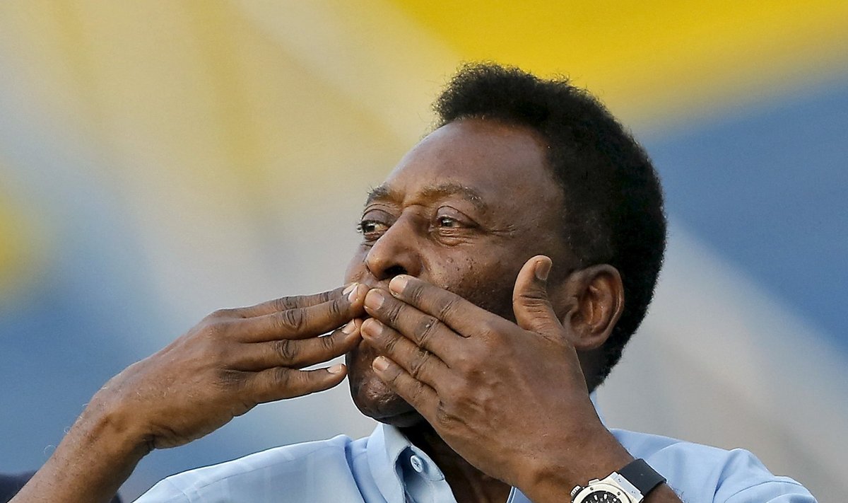 Legendary Brazilian soccer player Pele greets the spectators before the start of under-17 boys' final soccer match of Subroto Cup tournament in New Delhi