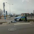 ФОТО | В Виймси полицейский патруль врезался в дорожный знак
