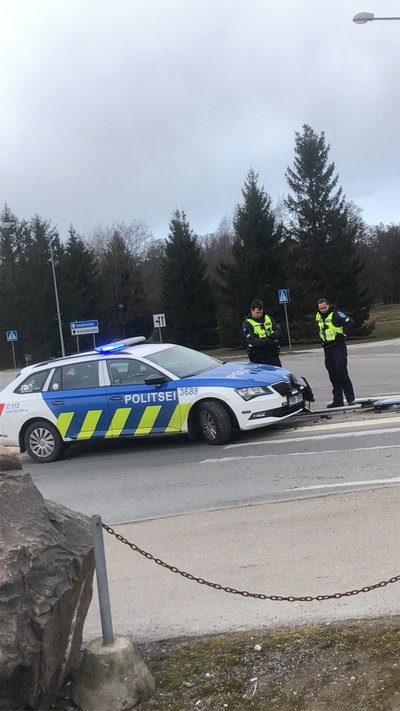 Politseipatrull sõitis vastu liiklusmärki