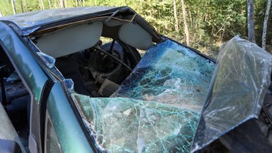 FOTOD | Soomaa rahvuspargis rullus auto üle katuse, juht sai raskelt viga