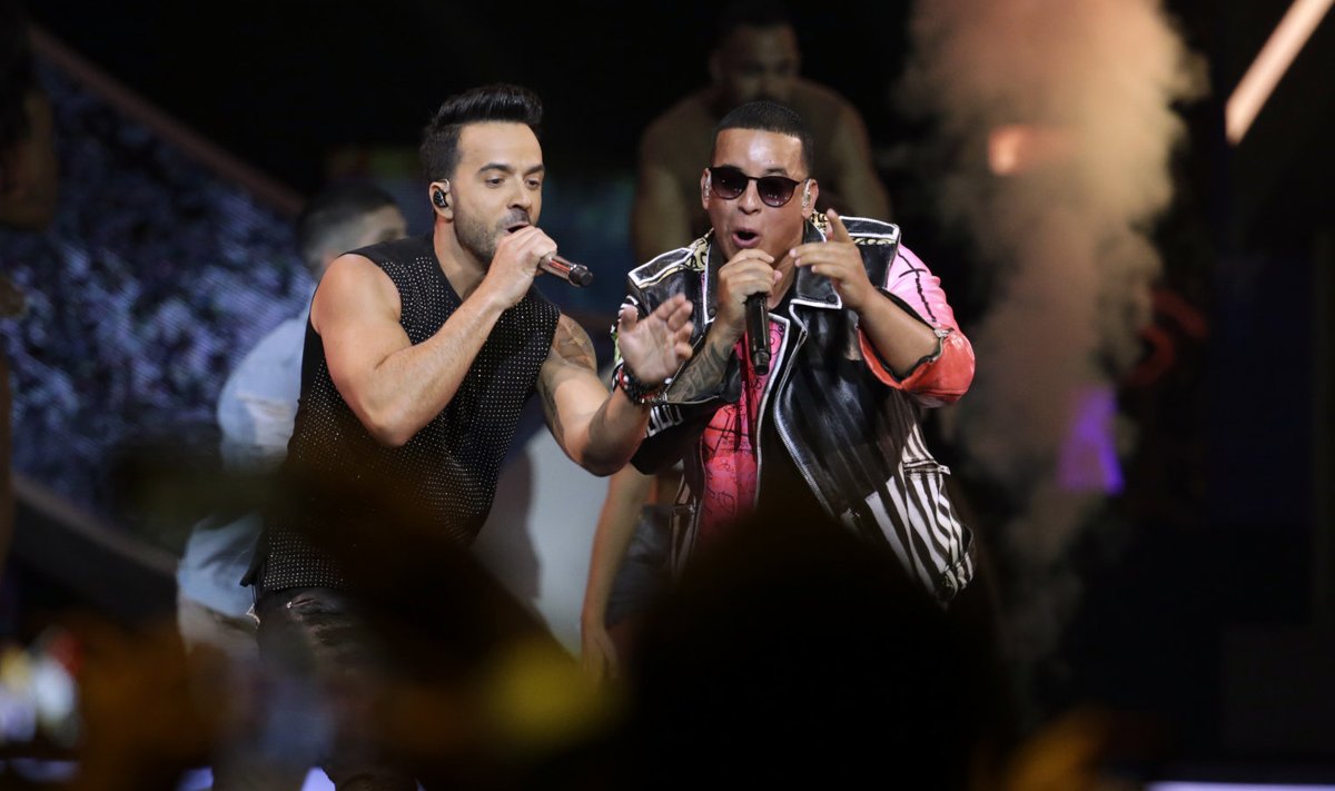 Luis Fonsi ja Daddy Yankee "Despacitot" esitamas.