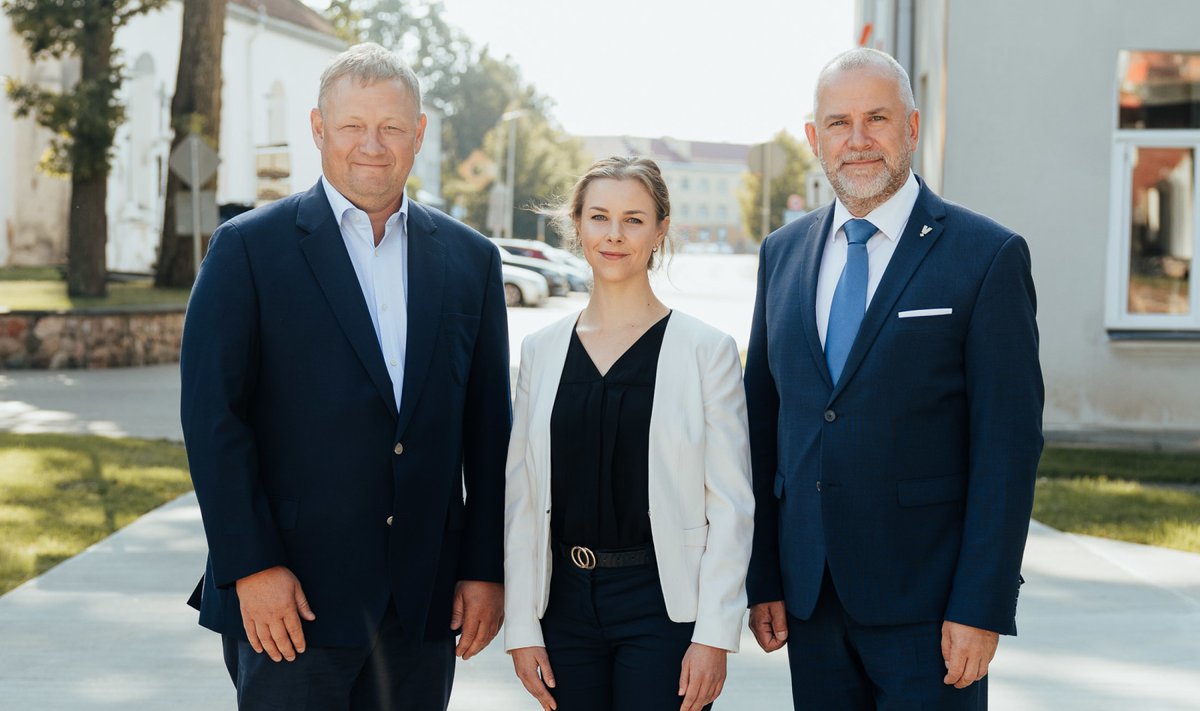 Raul Kirjaneni (vasakul) plaan Lätti tehas rajada sai nüüd ka allkirjad alla. Pildil on lisaks temale veel Fibenol Läti juhatuse liige Merili Palu ja Valmiera linnapea Jānis Baiks.