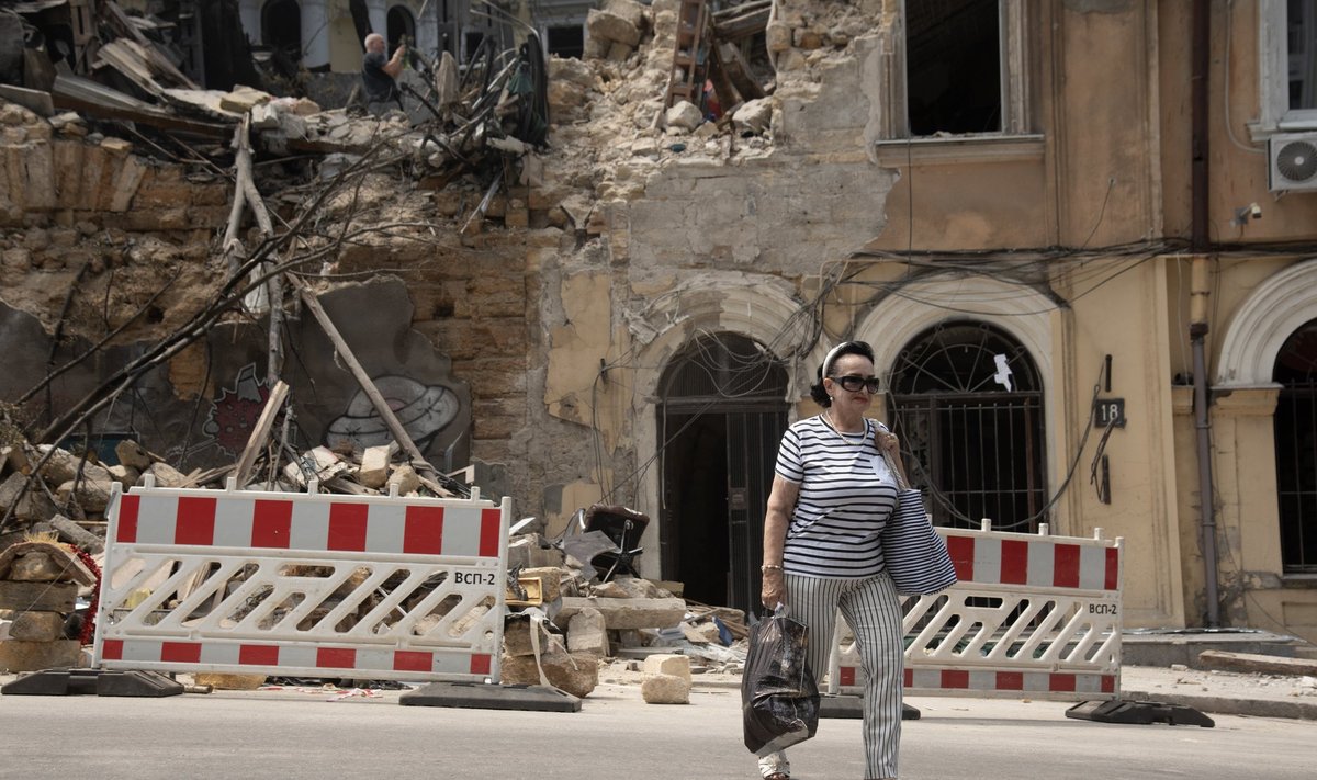 ODESSA: Linlased koristavad eilse raketirünnaku järel rususid ja püüavad võimalust mööda normaalse eluga jätkata.