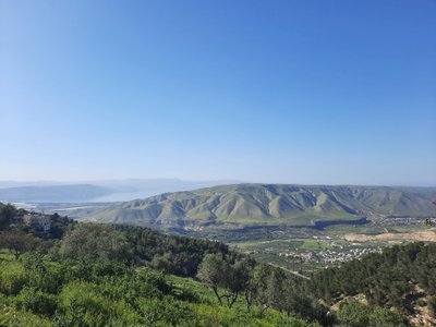 Vaade Gadara nõlvalt: külake Süürias (paremal), järvepiirkond (vasakul) hoopis Iisraelis.