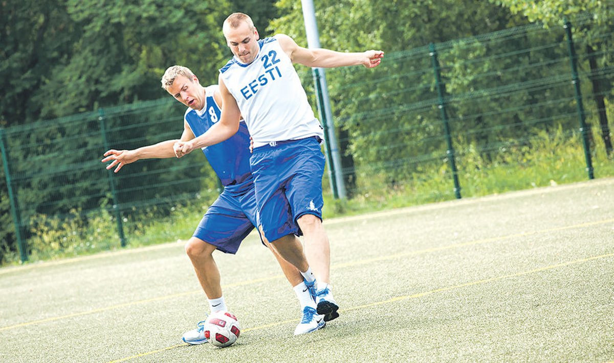 Esimene trenn viis korvpallurid vutiväljakule. Pildil heitleb Janar Talts (sinises) Timo Eichfussiga.