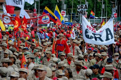 Valitsuspartei paramilitaarse organisatsiooni liikmed 17. detsembril Caracases
