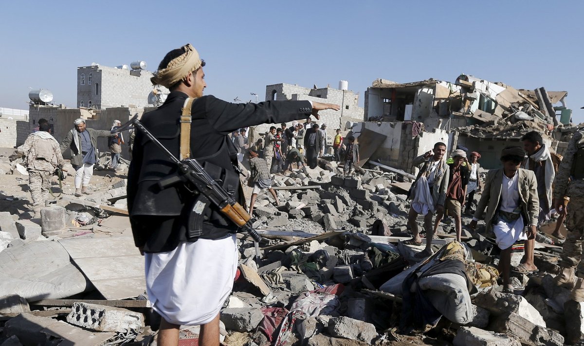 Houthi võitlejad protestivad Saudi Araabia eilse õhurünnaku vastu Sanaas.