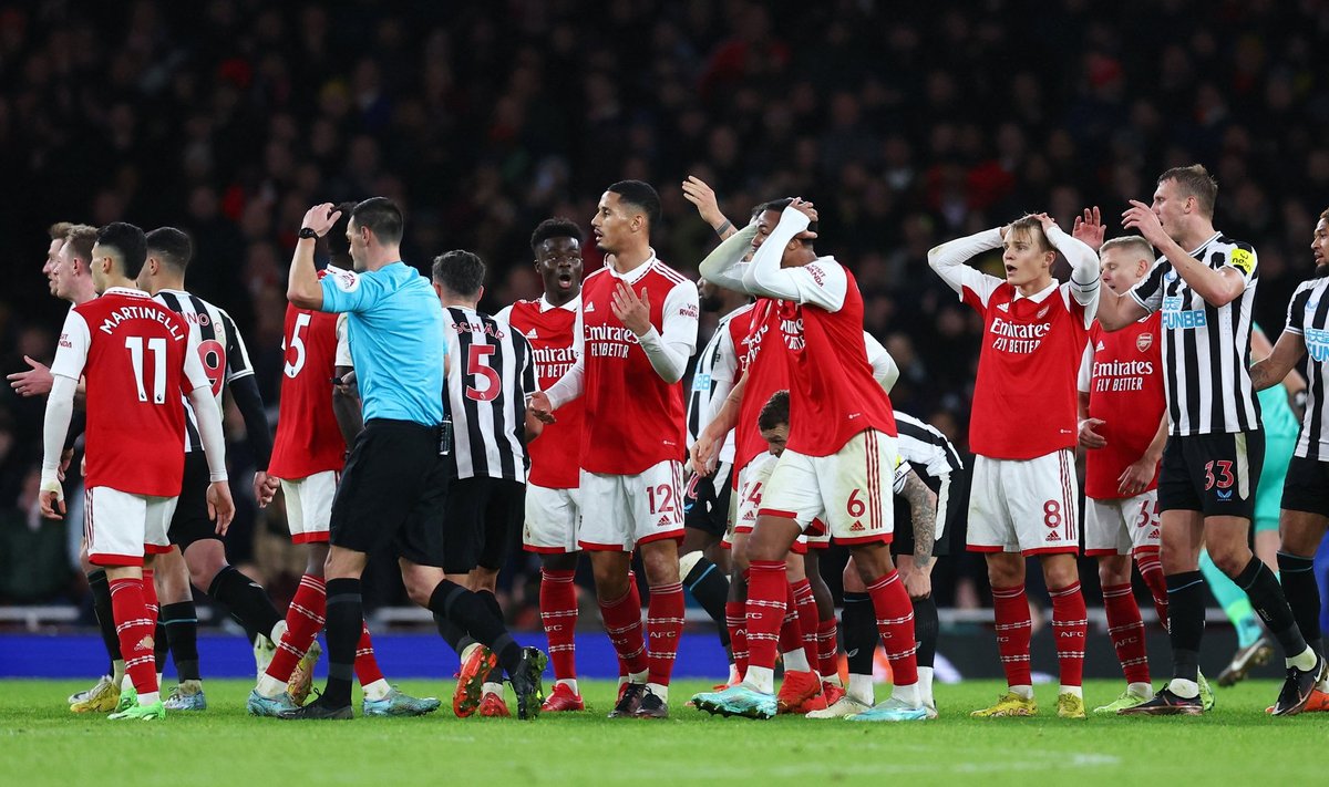 Londoni Arsenali mängijad (punases) ei olnud viigiga rahul.