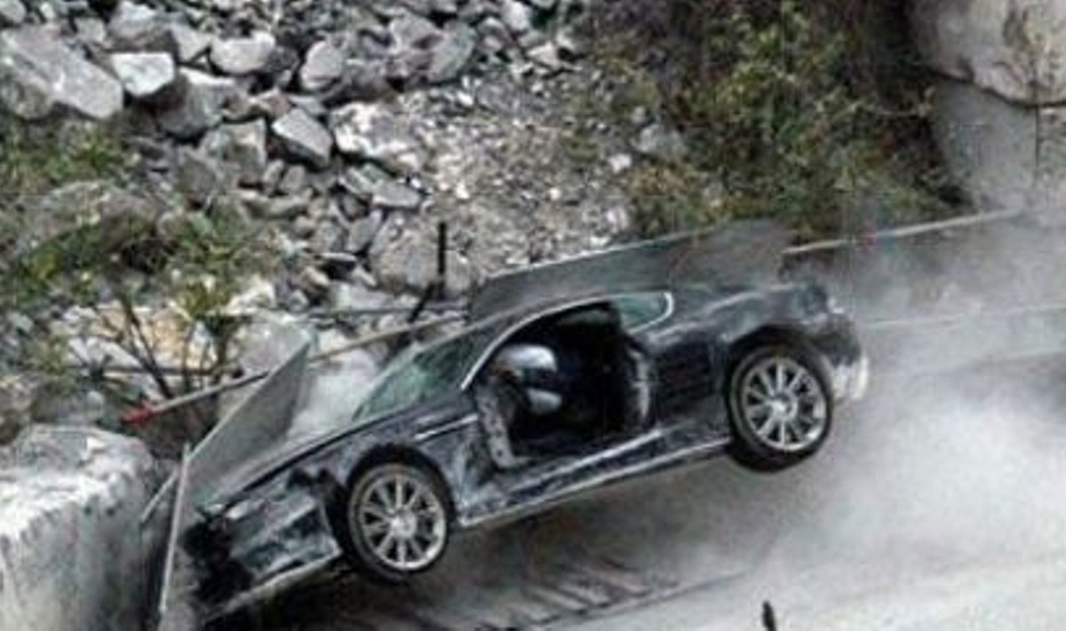 James Bond mängib Aston Martiniga