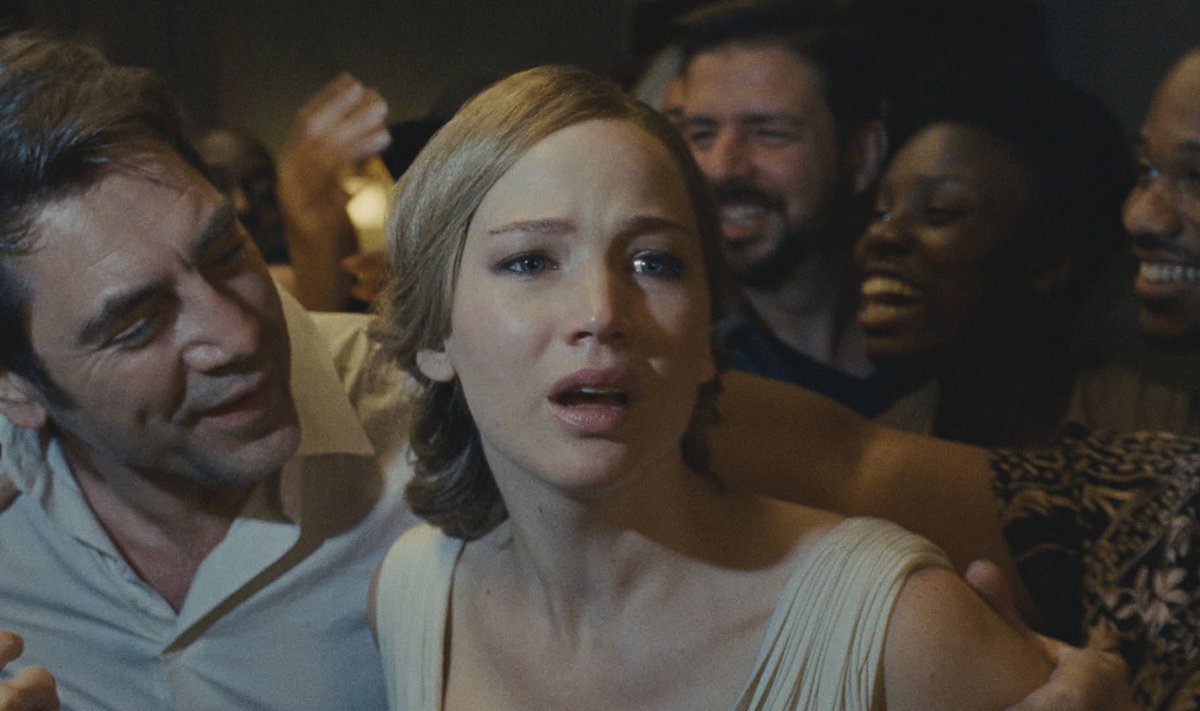 NAINE EHK MUUSA JA LOOJA: Naine ehk emake loodus (Jennifer Lawrence, esiplaanil keskel) ja mees ehk looja (Javier Bardem, vasakul) elavad näiliselt idüllilises erakluses, kuni nende uksele koputavad kutsumata külalised.