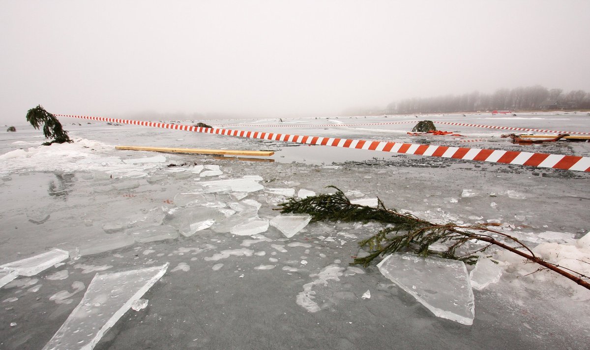 Võrus vajus auto läbi Tamula järve jää