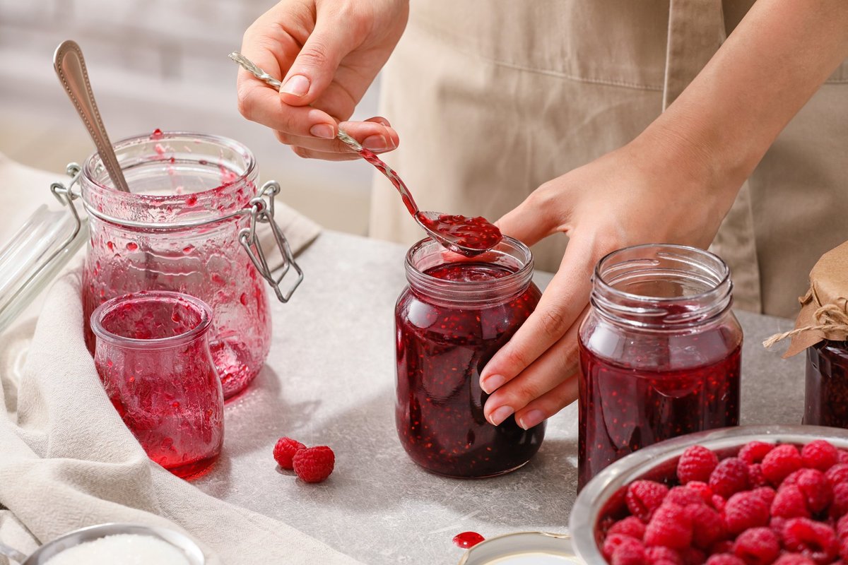 Как сварить вкусное малиновое варенье. Домашнее варенье. Малиновое варенье. Варенье из малины. Малиновое варенье фото.