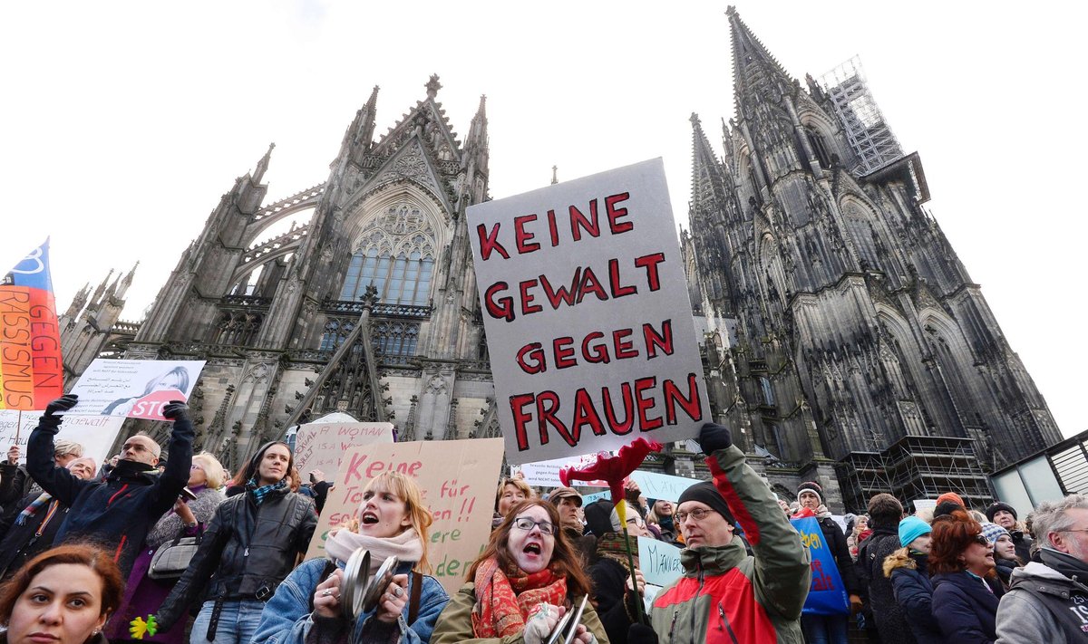 „Ei naistevastasele vägivallale,” nõudsid Kölni katedraali ette kogunenud naised ja nende toetajad.