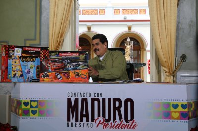 Nicolás Maduro näitas pühapäeval presidendipalees konfiskeeritud lelusid.