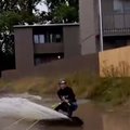 ВИДЕО | Невероятное зрелище! Мужчина занялся серфингом на затопленных улицах Тарту