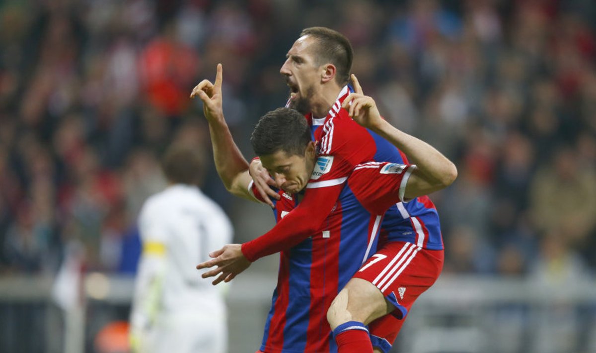 Franck Ribery õnnitleb Lewandowskit ja teenib hetk hiljem välja penalti